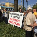 07.09.2016 Mieszkańcy spółdzielni mieszkaniowej „Hutnik” w Ostrowcu Świętokrzyskim pikietują na ulicy Iłżeckiej w obronie spółdzielni / Stanisław Blinstrub / Radio Kielce