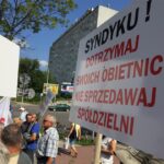 07.09.2016 Mieszkańcy spółdzielni mieszkaniowej „Hutnik” w Ostrowcu Świętokrzyskim pikietują na ulicy Iłżeckiej w obronie spółdzielni / Stanisław Blinstrub / Radio Kielce