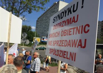 07.09.2016 Mieszkańcy spółdzielni mieszkaniowej „Hutnik” w Ostrowcu Świętokrzyskim pikietują na ulicy Iłżeckiej w obronie spółdzielni / Stanisław Blinstrub / Radio Kielce