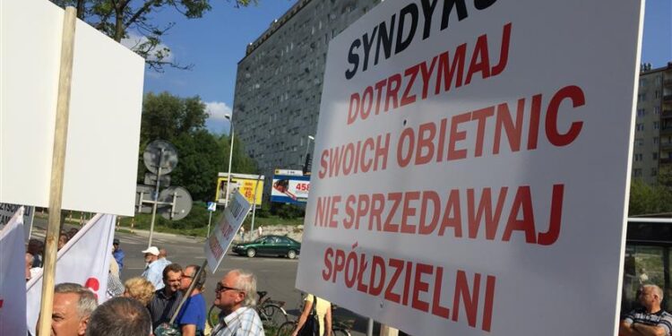 07.09.2016 Mieszkańcy spółdzielni mieszkaniowej „Hutnik” w Ostrowcu Świętokrzyskim pikietują na ulicy Iłżeckiej w obronie spółdzielni / Stanisław Blinstrub / Radio Kielce