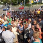 07.09.2016 Mieszkańcy spółdzielni mieszkaniowej „Hutnik” w Ostrowcu Świętokrzyskim pikietują na ulicy Iłżeckiej w obronie spółdzielni / Stanisław Blinstrub / Radio Kielce