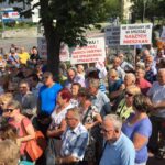 07.09.2016 Mieszkańcy spółdzielni mieszkaniowej „Hutnik” w Ostrowcu Świętokrzyskim pikietują na ulicy Iłżeckiej w obronie spółdzielni / Stanisław Blinstrub / Radio Kielce