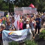 07.09.2016 Mieszkańcy spółdzielni mieszkaniowej „Hutnik” w Ostrowcu Świętokrzyskim pikietują na ulicy Iłżeckiej w obronie spółdzielni / Stanisław Blinstrub / Radio Kielce