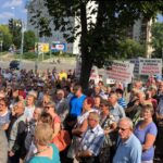 07.09.2016 Mieszkańcy spółdzielni mieszkaniowej „Hutnik” w Ostrowcu Świętokrzyskim pikietują na ulicy Iłżeckiej w obronie spółdzielni / Stanisław Blinstrub / Radio Kielce