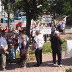 07.09.2016 Mieszkańcy spółdzielni mieszkaniowej „Hutnik” w Ostrowcu Świętokrzyskim pikietują na ulicy Iłżeckiej w obronie spółdzielni / Kalina Łabuz - Bębas / Radio Kielce