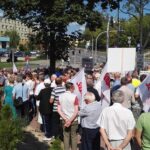 07.09.2016 Mieszkańcy spółdzielni mieszkaniowej „Hutnik” w Ostrowcu Świętokrzyskim pikietują na ulicy Iłżeckiej w obronie spółdzielni / Kalina Łabuz - Bębas / Radio Kielce