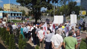 07.09.2016 Mieszkańcy spółdzielni mieszkaniowej „Hutnik” w Ostrowcu Świętokrzyskim pikietują na ulicy Iłżeckiej w obronie spółdzielni / Kalina Łabuz - Bębas / Radio Kielce