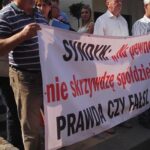 07.09.2016 Mieszkańcy spółdzielni mieszkaniowej „Hutnik” w Ostrowcu Świętokrzyskim pikietują na ulicy Iłżeckiej w obronie spółdzielni / Kalina Łabuz - Bębas / Radio Kielce