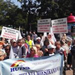 07.09.2016 Mieszkańcy spółdzielni mieszkaniowej „Hutnik” w Ostrowcu Świętokrzyskim pikietują na ulicy Iłżeckiej w obronie spółdzielni / Kalina Łabuz - Bębas / Radio Kielce