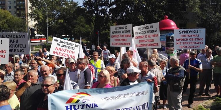 07.09.2016 Mieszkańcy spółdzielni mieszkaniowej „Hutnik” w Ostrowcu Świętokrzyskim pikietują na ulicy Iłżeckiej w obronie spółdzielni / Kalina Łabuz - Bębas / Radio Kielce