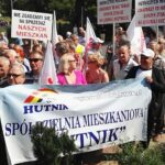 07.09.2016 Mieszkańcy spółdzielni mieszkaniowej „Hutnik” w Ostrowcu Świętokrzyskim pikietują na ulicy Iłżeckiej w obronie spółdzielni / Kalina Łabuz - Bębas / Radio Kielce