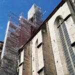 26.09.2016. Remont kamiennej sygnaturki na dachu bazyliki w Wiślicy / Kamil Włosowicz / Radio Kielce