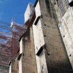 26.09.2016. Remont kamiennej sygnaturki na dachu bazyliki w Wiślicy / Kamil Włosowicz / Radio Kielce