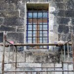 26.09.2016. Remont kamiennej sygnaturki na dachu bazyliki w Wiślicy / Kamil Włosowicz / Radio Kielce