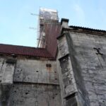 26.09.2016. Remont kamiennej sygnaturki na dachu bazyliki w Wiślicy / Kamil Włosowicz / Radio Kielce