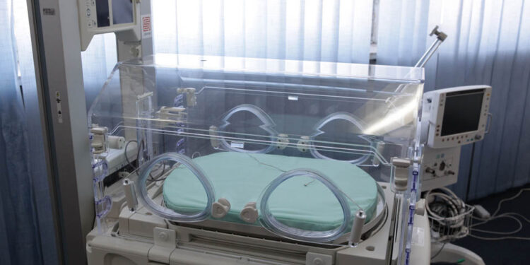 Wojewódzki Specjalistyczny Szpital Dziecięcy wzbogacił się o nowoczesną aparaturę: m. in. inkubatory, respiratory oraz kardiomonitory, przekazane przez Fundację ORIMARI. / Wojciech Habdas / Radio Kielce