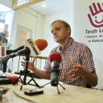 Kielce. Dyrektor Teatru Kubuś Robert Drobniuch podczas konferencji prasowej. / Jarosław Kubalski / Radio Kielce