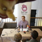 Kielce. Dyrektor Teatru Kubuś Robert Drobniuch podczas konferencji prasowej. / Jarosław Kubalski / Radio Kielce