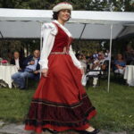 03.09.2016 Kielce. Piknik w ogrodzie Radia Kielce. Prezentacja nowej ramówki oraz podsumowanie akcji "Wakacje z duchami historii". Pokaz mody w wykonaniu dziennikarzy Radia Kielce. / Jarosław Kubalski / Radio Kielce