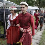 03.09.2016 Kielce. Piknik w ogrodzie Radia Kielce. Prezentacja nowej ramówki oraz podsumowanie akcji "Wakacje z duchami historii". Pokaz mody w wykonaniu dziennikarzy Radia Kielce. / Jarosław Kubalski / Radio Kielce