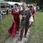 03.09.2016 Kielce. Piknik w ogrodzie Radia Kielce. Prezentacja nowej ramówki oraz podsumowanie akcji "Wakacje z duchami historii". Pokaz mody w wykonaniu dziennikarzy Radia Kielce. / Jarosław Kubalski / Radio Kielce