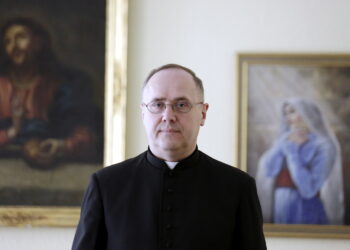 Proboszcz Bazyliki katedralnej ksiądz Adam Kędzierski. Katedra / Jarosław Kubalski / Radio Kielce