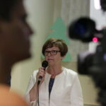 07.09.2016 Suchedniów. Spotkanie rodziców uczniów szkoły podstawowej nr 1 z burmistrzem w sprawie jej przeniesienia do gimnazjum. poseł Maria Zuba. / Jarosław Kubalski / Radio Kielce