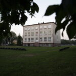 07.09.2016 Suchedniów. Spotkanie rodziców uczniów szkoły podstawowej nr 1 z burmistrzem w sprawie jej przeniesienia do gimnazjum. Szkoła Podstawowa nr 1. / Jarosław Kubalski / Radio Kielce