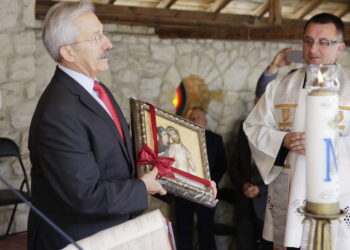 08.09.2016 Odpust parafialny w Sanktuarium Matki Bożej Bolesnej w Sulisławicach. Przekazanie kopii obrazu dyrektorowi ŚCO w Kielcach Stanisławowi Góździowi / Jarosław Kubalski / Radio Kielce