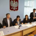 08.09.2016 Kielce. Wojewoda świętokrzyski Agata Wojtyszek podpisała z przedstawicielami samorządów umowy na przebudowę dróg / Jarosław Kubalski / Radio Kielce