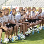 13.09.2016 Kielce. Losowanie "Koroniarskich Ambasadorów" - zawodników opiekujących się drużynami młodzieżowymi. / Jarosław Kubalski / Radio Kielce