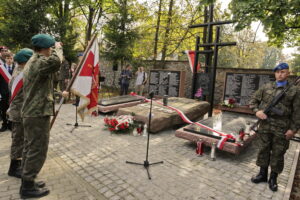 17.09.2016 Kielce. Uroczystości pod pomnikiem katyńskim w rocznicę napaści ZSRR na Polskę. / Jarosław Kubalski / Radio Kielce