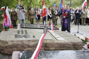 17.09.2016 Kielce. Uroczystości pod pomnikiem katyńskim w rocznicę napaści ZSRR na Polskę. / Jarosław Kubalski / Radio Kielce