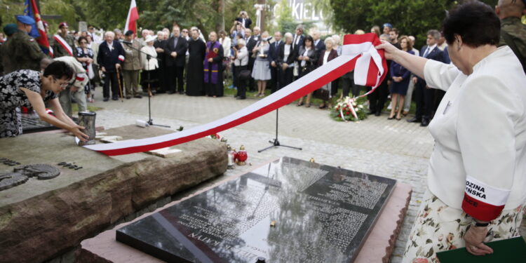 17.09.2016 Kielce. Uroczystości pod pomnikiem katyńskim w rocznicę napaści ZSRR na Polskę. / Jarosław Kubalski / Radio Kielce