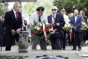 17.09.2016 Kielce. Uroczystości pod pomnikiem katyńskim w rocznicę napaści ZSRR na Polskę. / Jarosław Kubalski / Radio Kielce