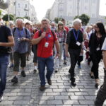 17.09.2016 Kielce. Spacer po mieście z biskupem Marianem Florczykiem. / Jarosław Kubalski / Radio Kielce