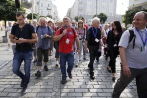 17.09.2016 Kielce. Spacer po mieście z biskupem Marianem Florczykiem. / Jarosław Kubalski / Radio Kielce