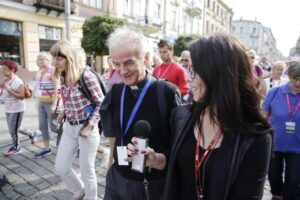 17.09.2016 Kielce. Spacer po mieście z biskupem Marianem Florczykiem. / Jarosław Kubalski / Radio Kielce