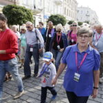 17.09.2016 Kielce. Spacer po mieście z biskupem Marianem Florczykiem. / Jarosław Kubalski / Radio Kielce