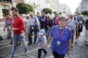 17.09.2016 Kielce. Spacer po mieście z biskupem Marianem Florczykiem. / Jarosław Kubalski / Radio Kielce