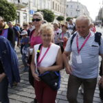17.09.2016 Kielce. Spacer po mieście z biskupem Marianem Florczykiem. / Jarosław Kubalski / Radio Kielce