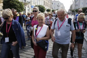 17.09.2016 Kielce. Spacer po mieście z biskupem Marianem Florczykiem. / Jarosław Kubalski / Radio Kielce