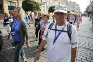 17.09.2016 Kielce. Spacer po mieście z biskupem Marianem Florczykiem. / Jarosław Kubalski / Radio Kielce