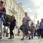 17.09.2016 Kielce. Spacer po mieście z biskupem Marianem Florczykiem. / Jarosław Kubalski / Radio Kielce