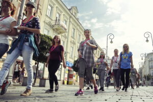 17.09.2016 Kielce. Spacer po mieście z biskupem Marianem Florczykiem. / Jarosław Kubalski / Radio Kielce