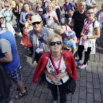17.09.2016 Kielce. Spacer po mieście z biskupem Marianem Florczykiem. / Jarosław Kubalski / Radio Kielce