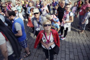 17.09.2016 Kielce. Spacer po mieście z biskupem Marianem Florczykiem. / Jarosław Kubalski / Radio Kielce