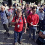 17.09.2016 Kielce. Spacer po mieście z biskupem Marianem Florczykiem. / Jarosław Kubalski / Radio Kielce