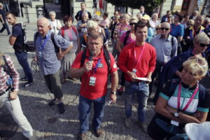 17.09.2016 Kielce. Spacer po mieście z biskupem Marianem Florczykiem. / Jarosław Kubalski / Radio Kielce