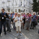 17.09.2016 Kielce. Spacer po mieście z biskupem Marianem Florczykiem. / Jarosław Kubalski / Radio Kielce